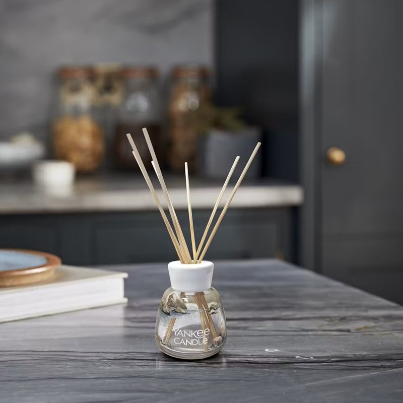 Diffusore a bastoncini Signature Ambra e Sandalo di Yankee Candle - immagine 3