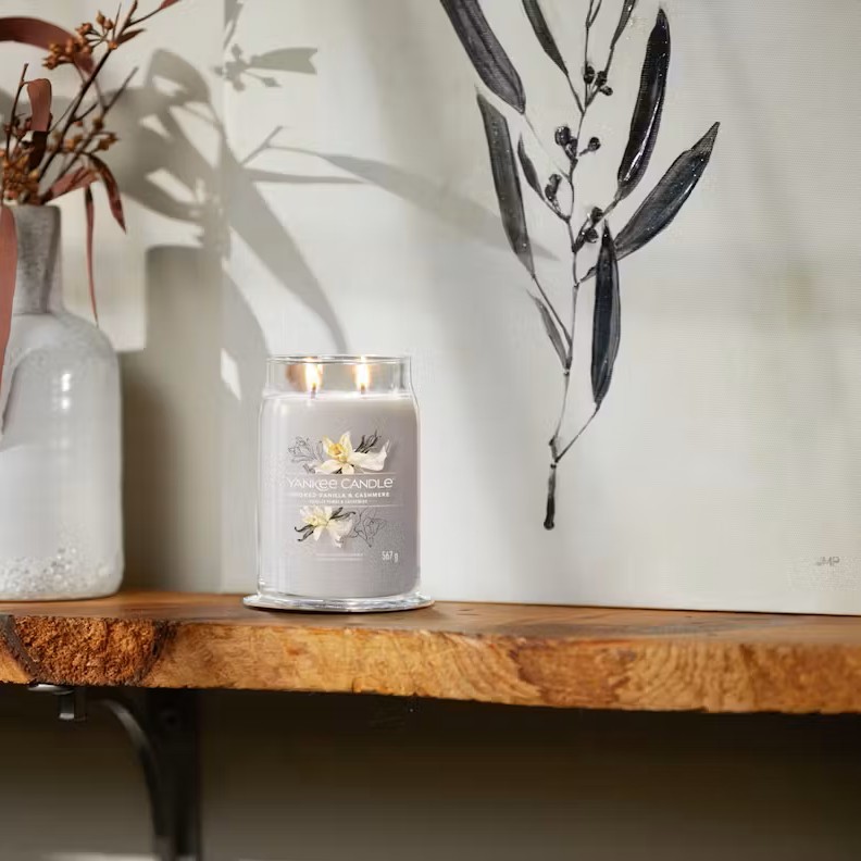 Smoked Vanilla and Cashmere Giara Grande Signature di Yankke Candle - immagine 2